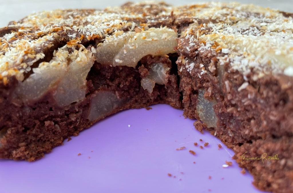 Torta al cioccolato con stevia, cocco e pere coscia